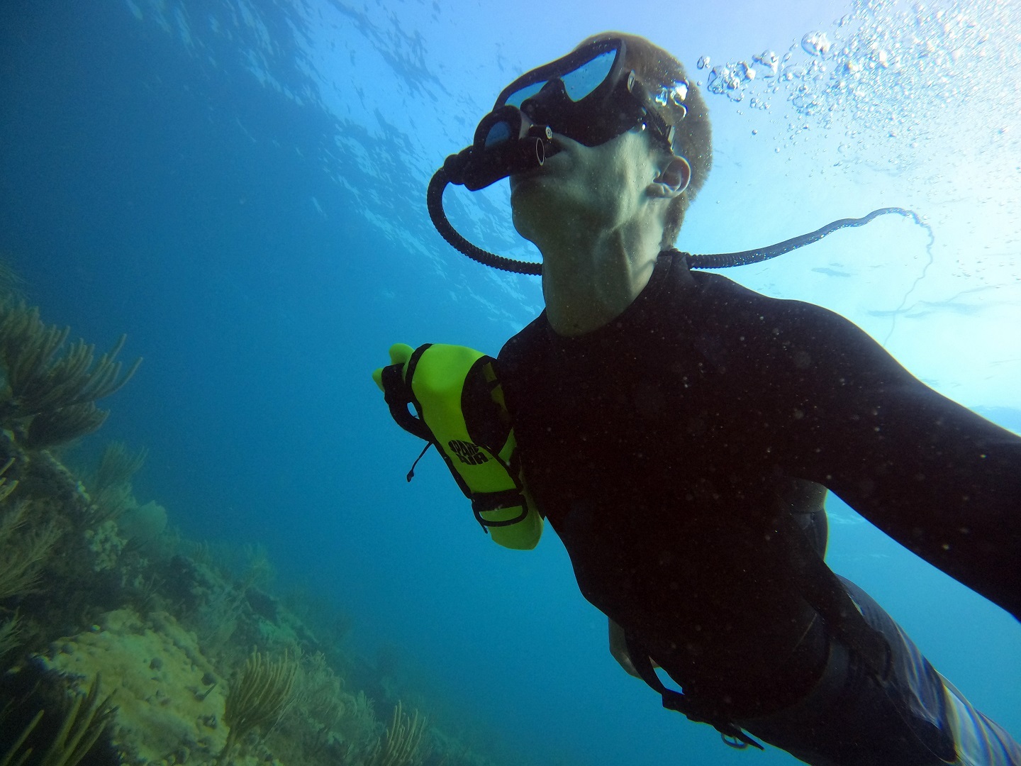 Diver underwater using BLU3 with Spare Air backup