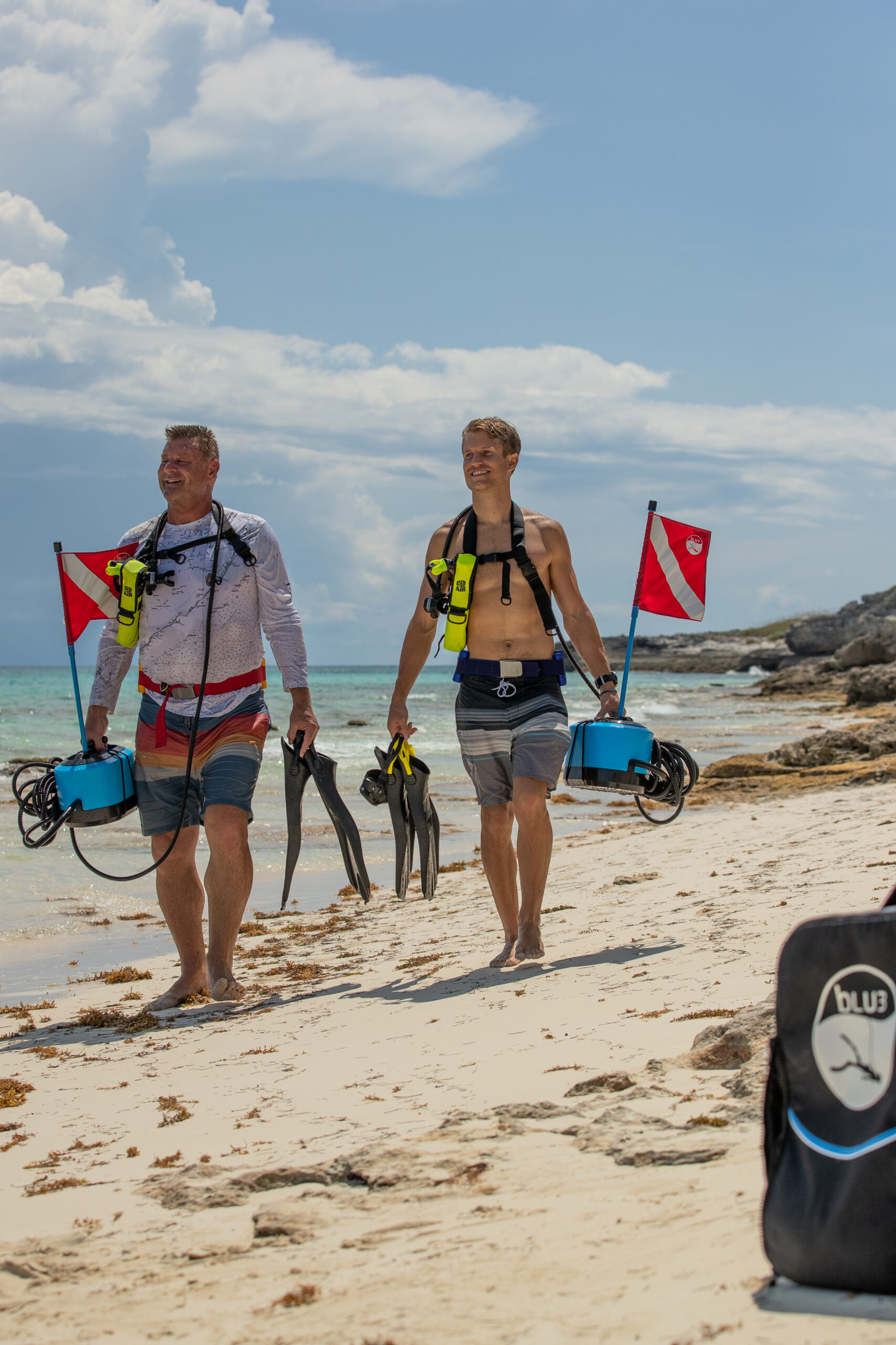 Divers carrying BLU3 systems on beach