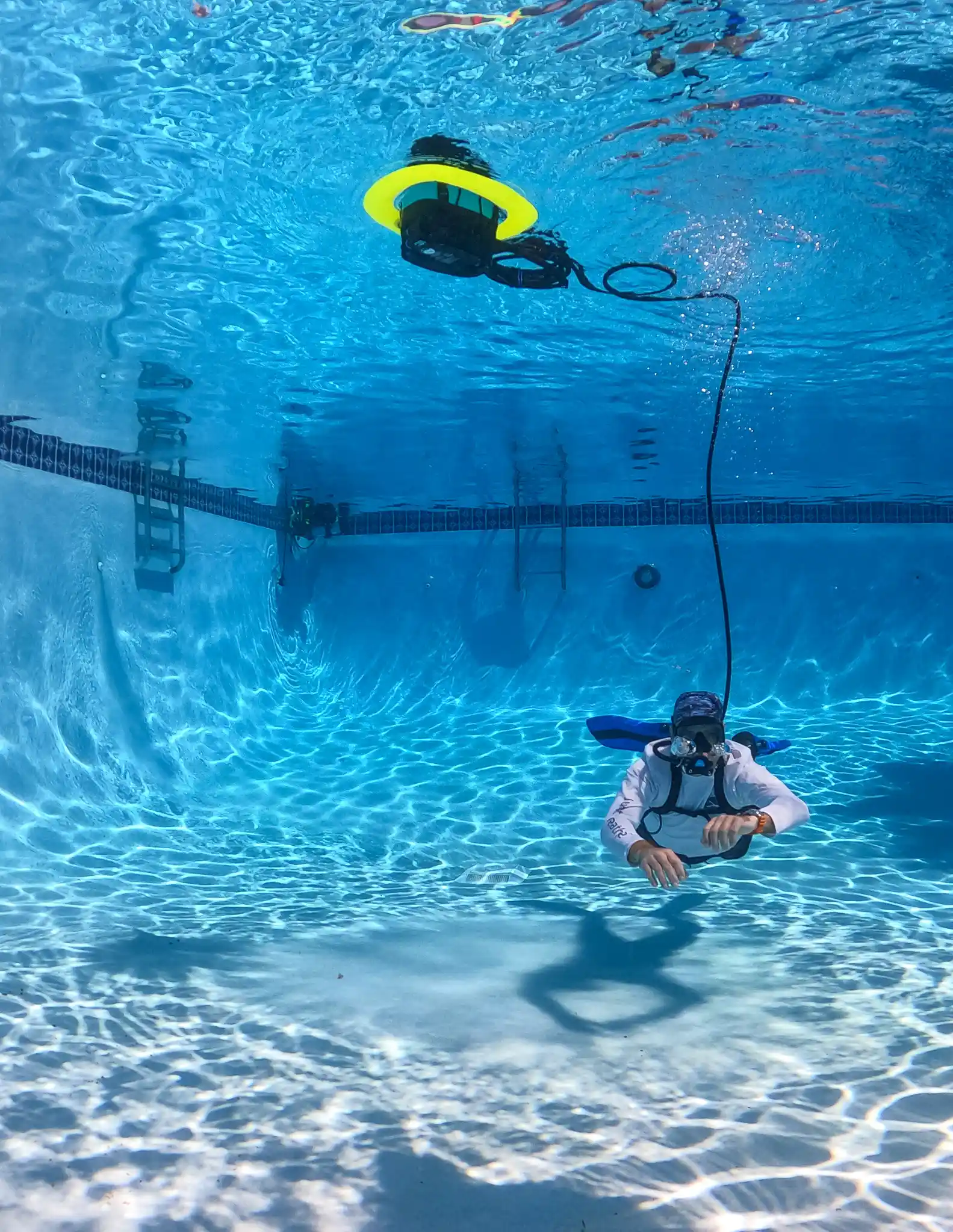 Pool service diver using BLU3